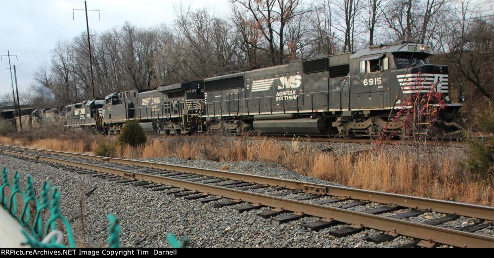 NS 6915 leading K40 RBMN coal train